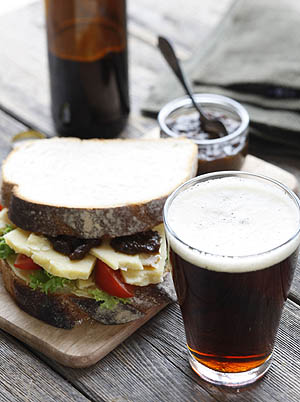 Irland Irish-food Irish-craft-beer-with-cheese-sandwich-and-relish