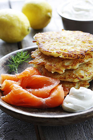 Irland Irish-food Smoked-Irish-salmon-with-sour-cream-on-boxty-pancakes